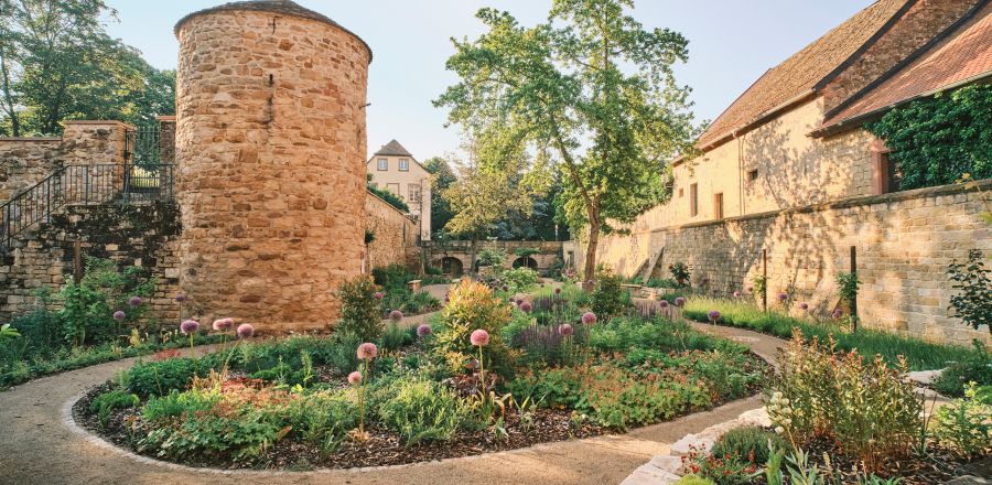 Garten mit altem Hof