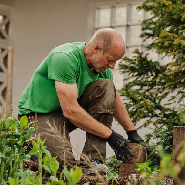 Ein Mann bei der Gartenpflege