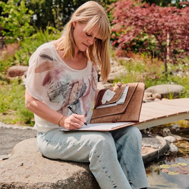 Eine Frau bei der Gartenplanung